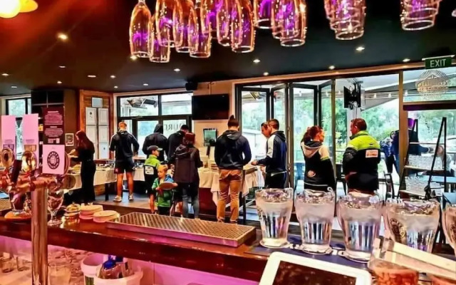 Qure Restaurant & Apartments