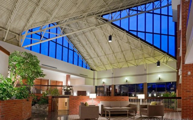 Holiday Inn Oakville Centre by IHG