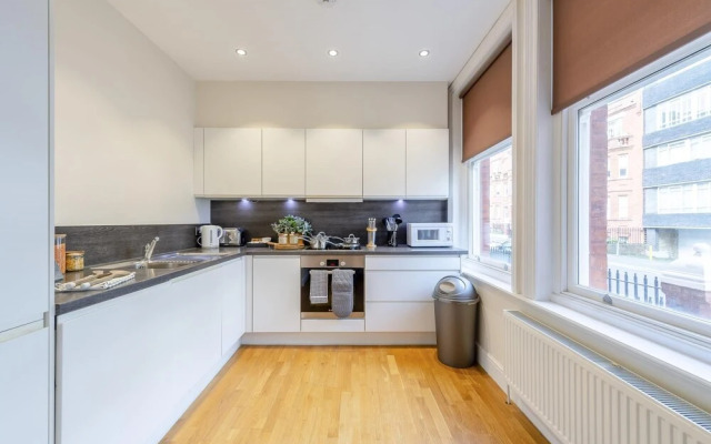 Modern Three Bedroom Apartment in Hammersmith