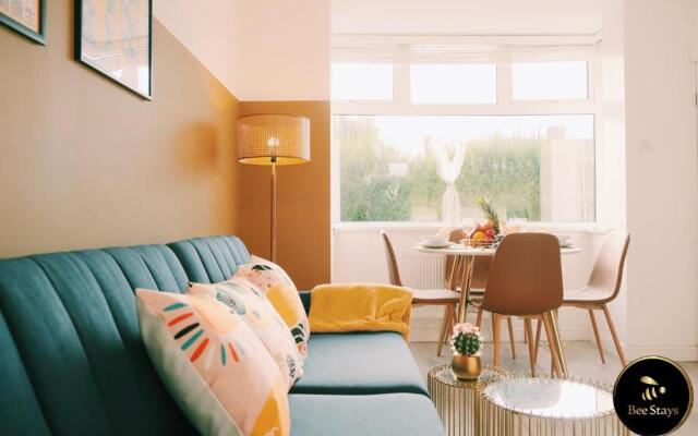Caldecott House - Close to M60 and M62
