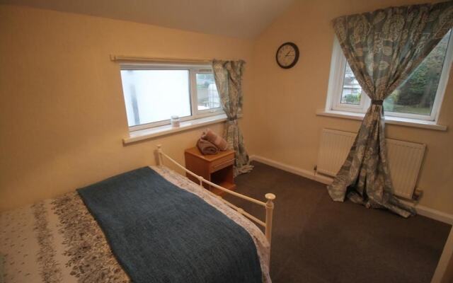 Heol Booker 4 Bedroom House by Cardiff Holiday Homes