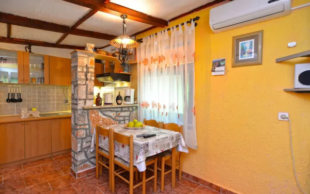 Apartment 498