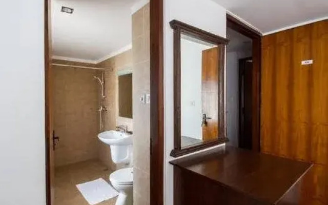 Hotel Ambassador, Chauni