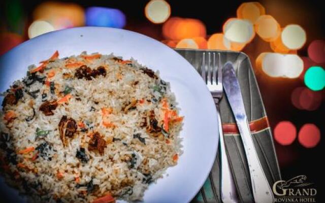 OYO 361 Grand Rovinka Hotel