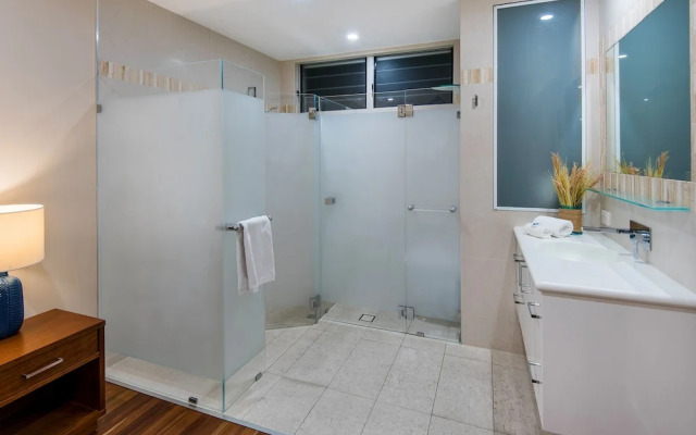 Poinciana Lodges -Ocean Views