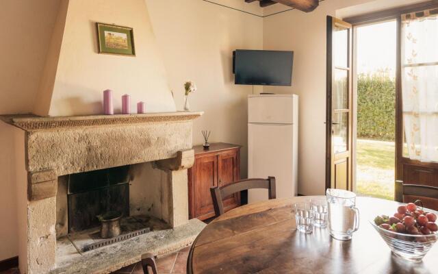 Cozy Farmhouse in Cortona with Pool