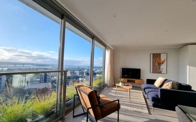 Luxe Apt w Harbour-Sunset Views -Parking