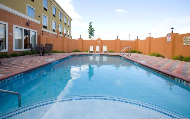 Holiday Inn Express Jourdanton - Pleasanton by IHG