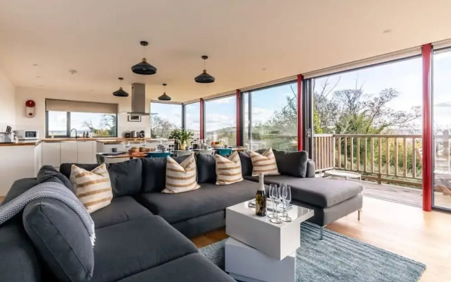 Stunning 5 Bedroom Home With Garden Views