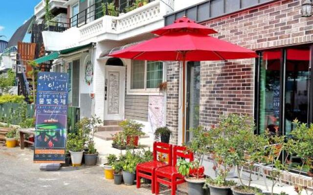 The Flower Road Guesthouse - Hostel