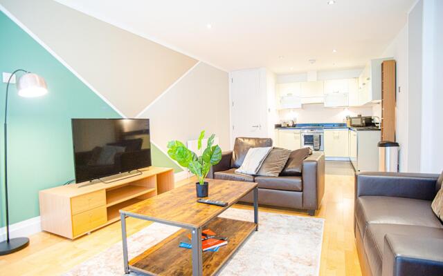Spacious One Bed Apartment w Balcony in Farringdon