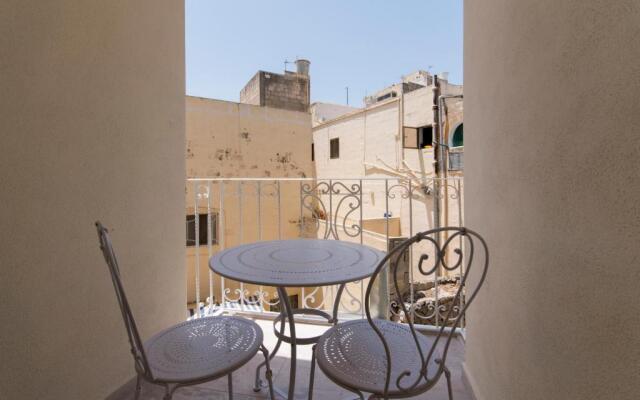 Amazing 4-bedroom Sliema Town House with Jacuzzi