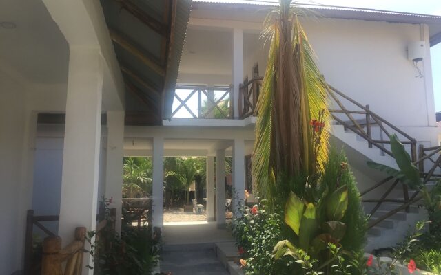 H & H Beach Bungalows