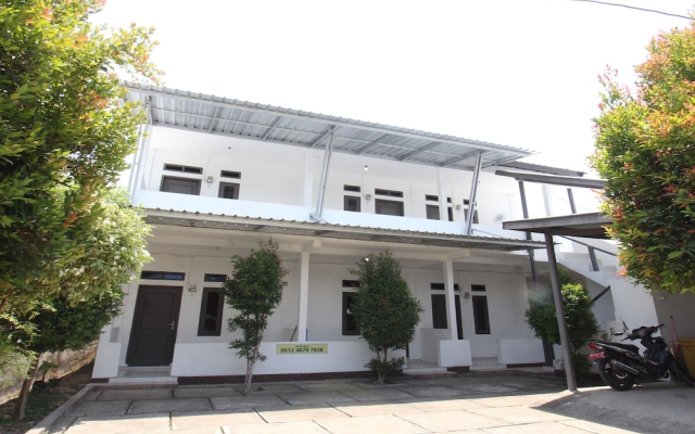 OYO Life 93154 White Kos Jenggala