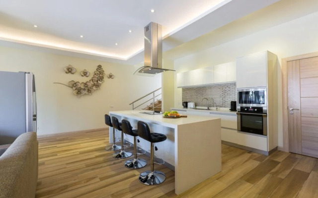 5 Bedrooms Villa Bacardi