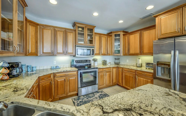 Penthouse Luxury - Exquisite Oceanside Condo