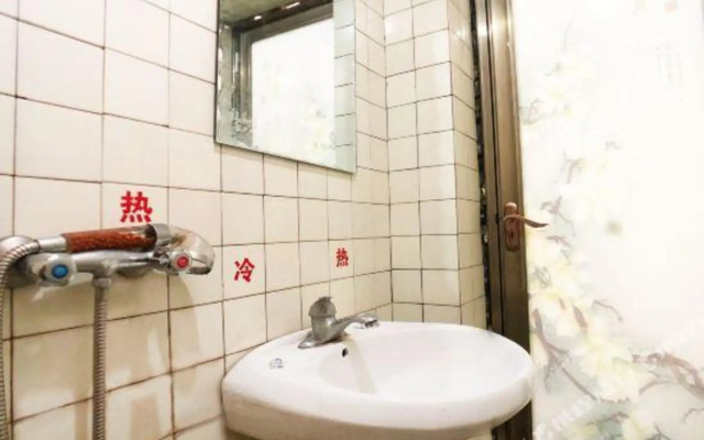 Chongqing Qinwen 168 Business Hotel