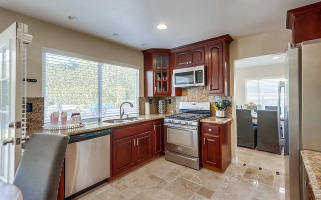 Beautiful Backyard Oasis 5 bedroom 3 Bathroom Home