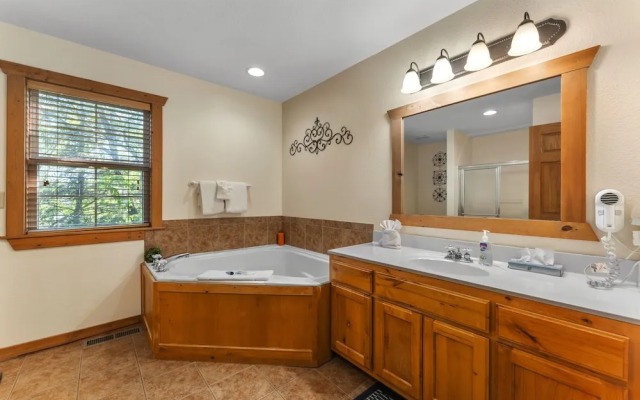 Whispering Woods Lodge - Sleeps 6 2 Bedroom Home by RedAwning