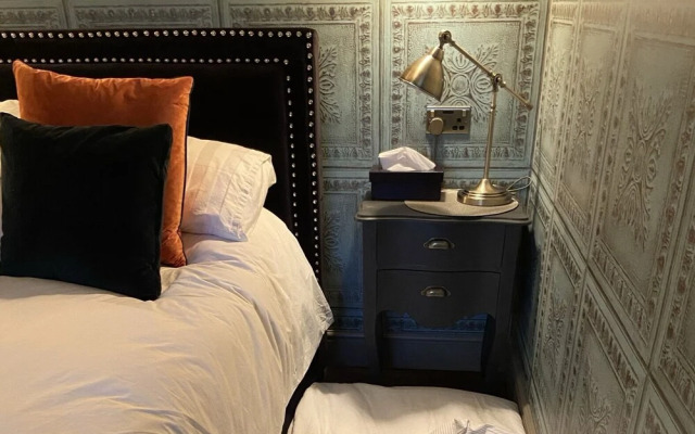 Stunning Private En-suite Studio in Cobham