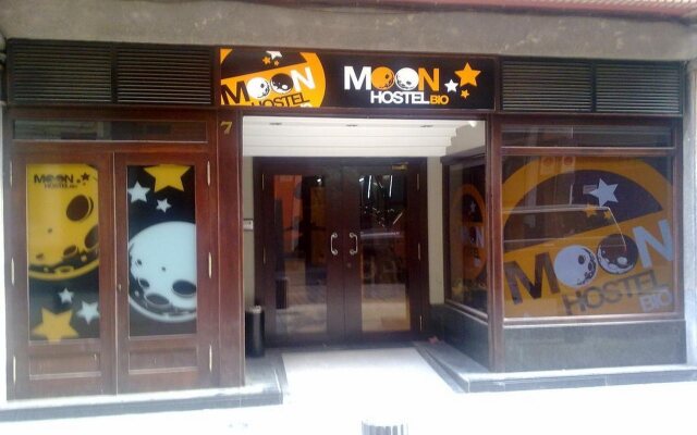 Moon Hostel Bio
