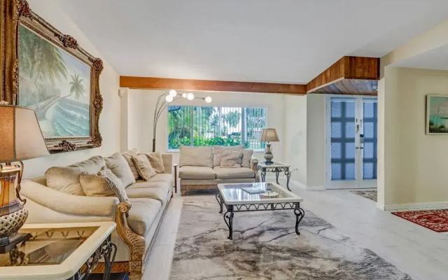 228 Bay Shore Dr
