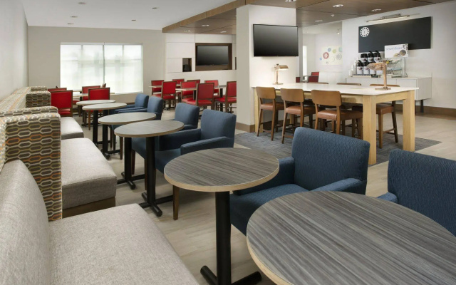 Holiday Inn Express & Suites Bay City by IHG
