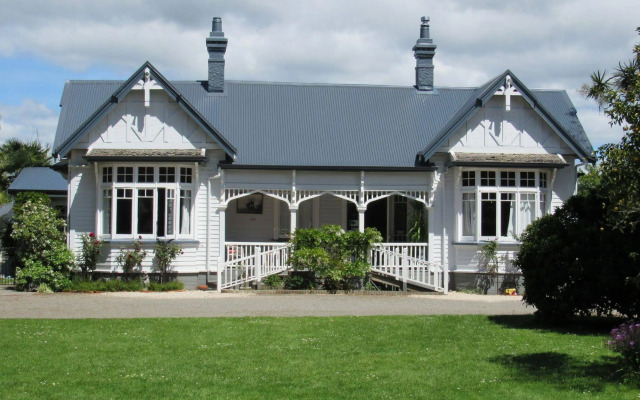 The White Elephant Accommodation - Hostel