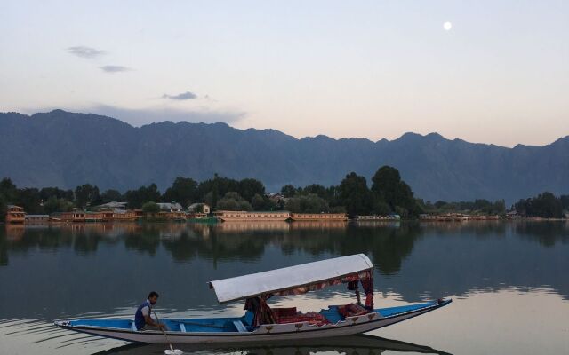 Mascot Houseboats