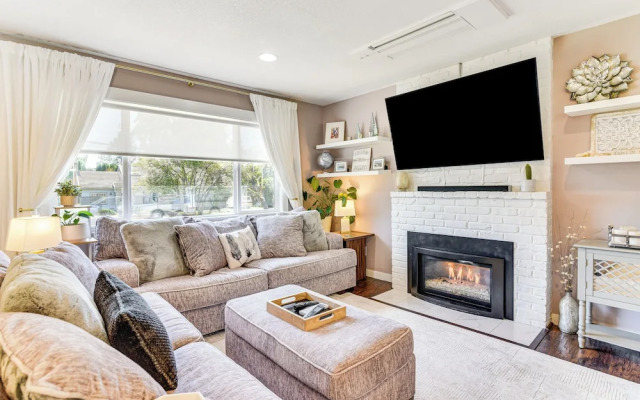 7 Mi to Vancouver Waterfront: Sleek Home w/ Yard!