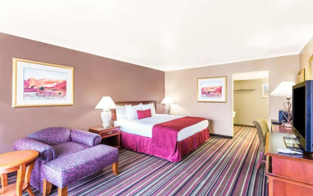 Days Inn & Suites By Wyndham Logan