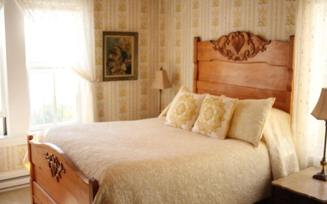 The Historic Requa Inn