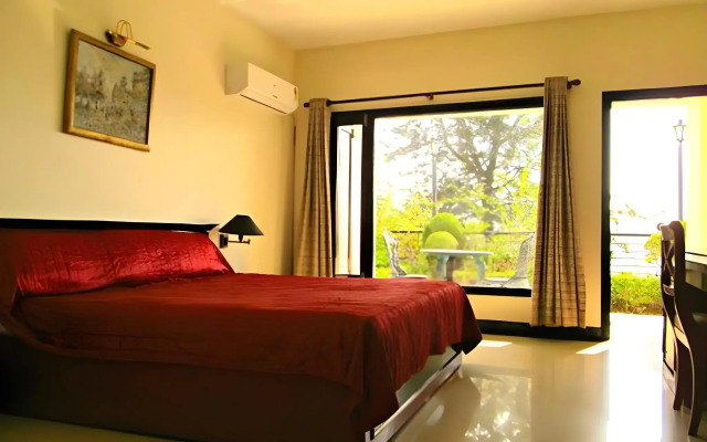 8fold-Pinecrest By LaRiSa, Bhimtal