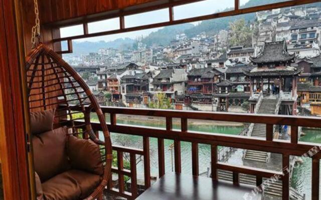 Xiangxi Phoenix Long River Inn