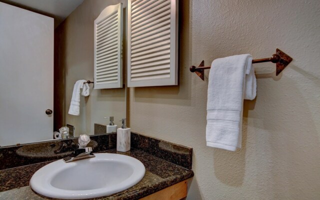 Spacious Condo - Walk to Shuttle