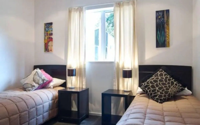 Christchurch City & Country Cottages - Nut Point Cottage