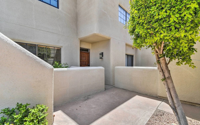 Golf Course Views, Hot Tub Access: Phoenix Home!