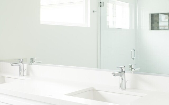 O'Neill Buyout by AvantStay | Sleeps 18! Modern Beach Getaway | Newly Renovated!