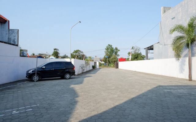RedDoorz near Teleng Ria Beach