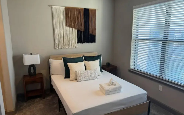 Ebony Ivory Midtown King Bed