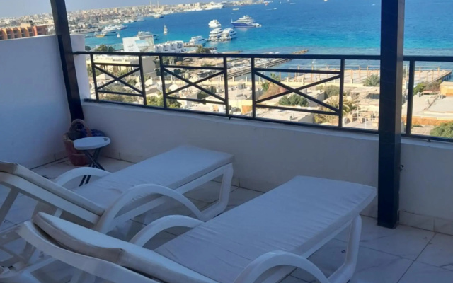 Immaculate 3-bed Apartment sea View