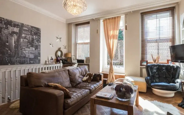 Stylish 1-bed With a Roof Terrace