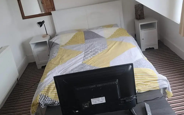 Pet Friendly, Top Floor Apt w/ Sea View, Sleeps 5