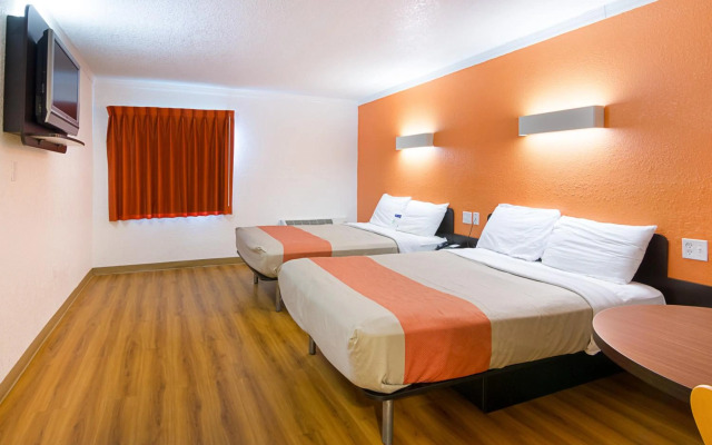 Motel 6 Tampa, FL - Fairgrounds