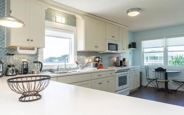 Breezy Oaks by Oak Island Accommodations