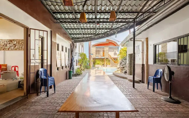 Ross Rose Budget Hotel