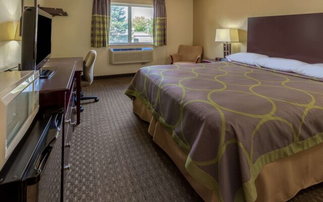 Super 8 Woodburn