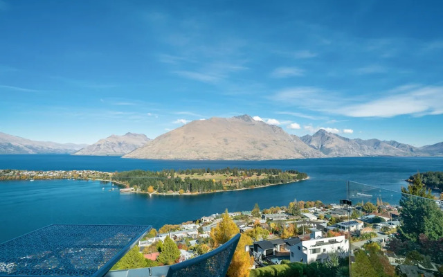 Modern 3 bedroom with stunning postcard views!
