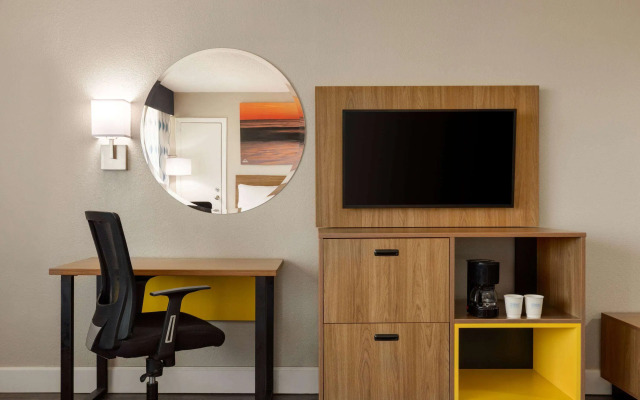 Days Inn by Wyndham Myrtle Beach-Beach Front