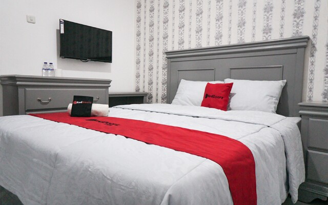 RedDoorz Plus @ Tlogomas
